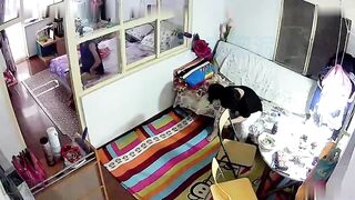 家庭监控偷拍韩国大奶丰满骚妇看娃喂奶