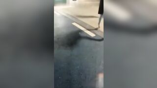 真实勾搭两美女大学生公厕双飞刺激淫荡