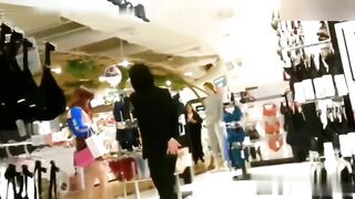 一路跟拍陪男友逛商场得美女竟然没穿内裤