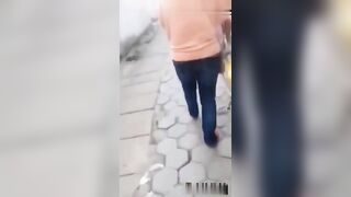 奇葩街射系列专挑时尚美女跟踪到家门口顶臀射精到人家屁股鞋子上