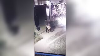 兰州老街00后护士全裸户外偷情00后骚母狗户外老街上被男人猛操喷水