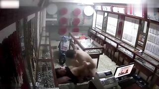 女店员看片子被发现惨通强奸