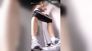 厕所偷拍美女翻车美女被吓得嗷嗷叫