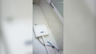 厕所偷拍美女翻车美女被吓得嗷嗷叫