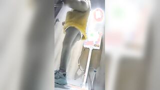 厕所偷拍美女翻车美女被吓得嗷嗷叫