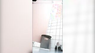 厕所偷拍美女翻车美女被吓得嗷嗷叫
