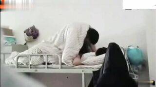 惊天大瓜男友把女生带回宿舍啪啪被舍友偷拍发群里