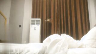 69口嗨哥偷拍网聊交友约良家妹子游玩吃饭聊天