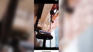 低调的是骚浪大排档老板娘穿着开裆裤带着跳蛋做生意