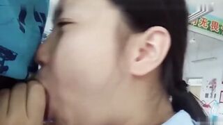趁同学们还没来教室男友解开拉链喂女友吃棒棒