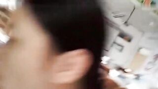 趁同学们还没来教室男友解开拉链喂女友吃棒棒