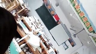 趁同学们还没来教室男友解开拉链喂女友吃棒棒