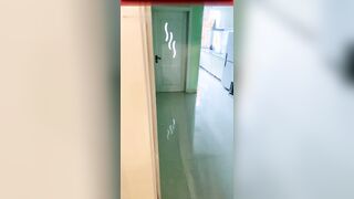 00年喷水小水娃这么漂亮的美女全裸道具自慰喷水大秀