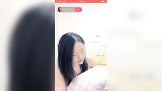 18岁黑丝大奶学生妹让狼友各种玩弄操逼_