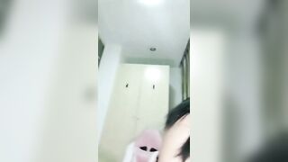 白皙甜美妹子淫声荡语撩骚互动玩奶扣逼道具自慰