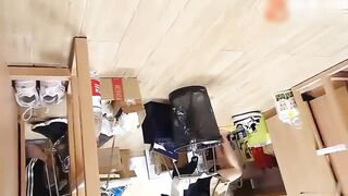 大学生宿舍里的小骚货其他舍友都在学习旁边好几个人揉奶玩逼