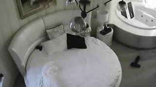 精瘦小伙开房高颜值美女被男友操到喊受不了了啦