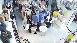 监控真实强奸翻车精选两位小姐姐教科书式自救