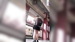 极品无毛小骚逼学生妹不穿内裤去上学