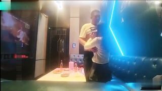 唱唱歌摸奶子唱完歌被摁到沙发上操