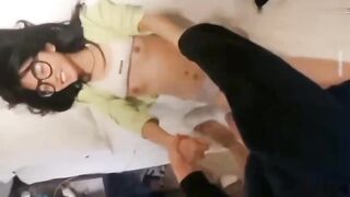 05年眼镜学妹被男友哄骗和金主群P轮干到出血太爽了