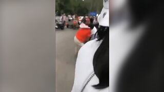 贵在真实各种大型捉奸现场实录抓奸街头扒衣暴打小三我觉得最牛逼也最惨的是隔壁老王没摔死也得摔骨折了