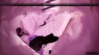 宾馆盗摄猴急大块头男友强行扑倒刚化完妆的女友干炮