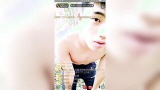 大学生户外擦边直播露屌赚生活费