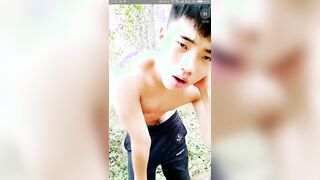 大学生户外擦边直播露屌赚生活费