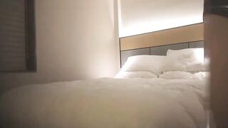 酒店偷拍骚男真性福挑选露肩牛仔裤御姐留下做爱