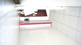 电子场全景偷拍颜值清纯的连衣裙靓妹
